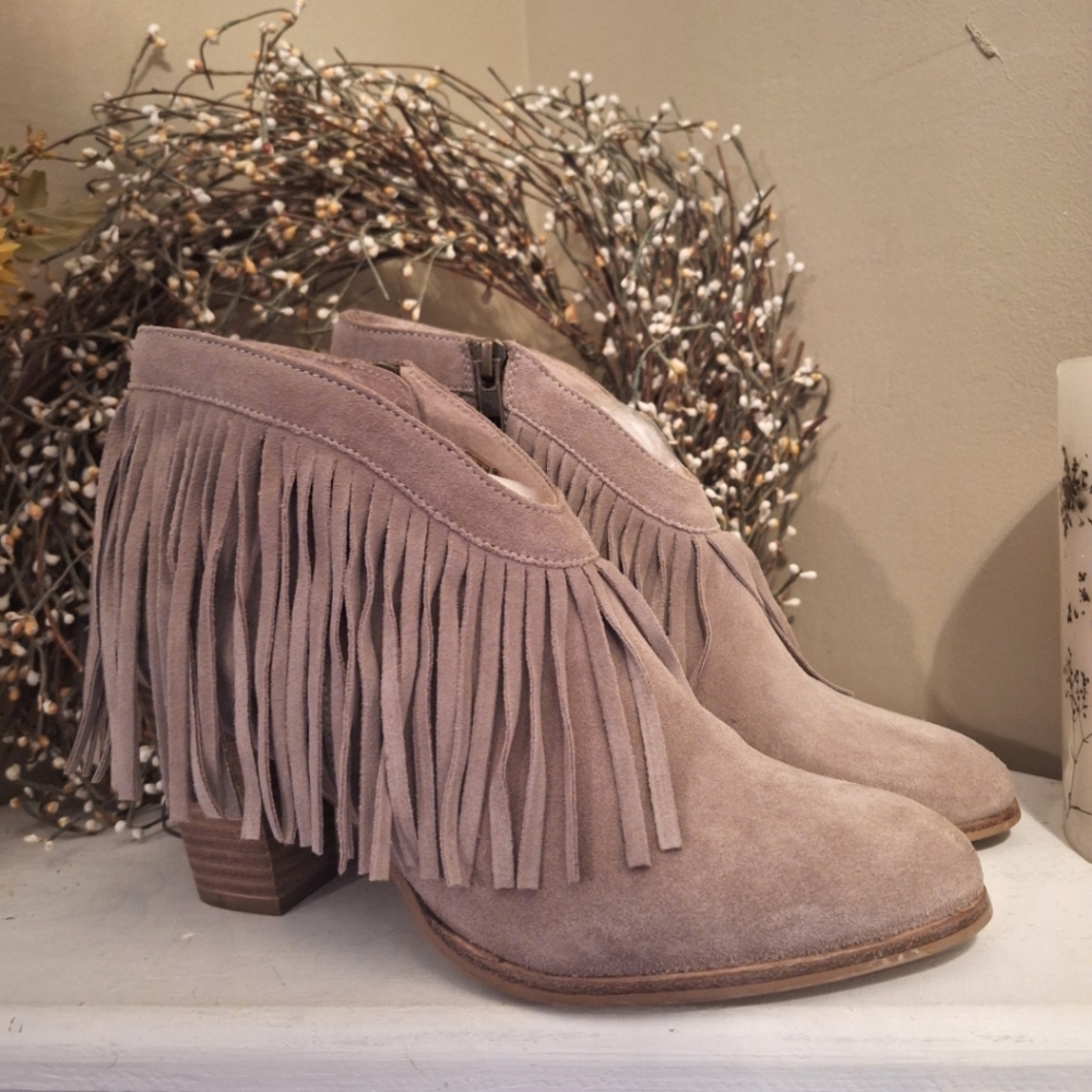 Unbridled by Ariat Fringed Suede Ankle Boots in Taupe sz 10